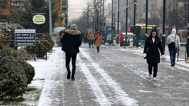 Sivas'ta mevsimin ilk karı düştü