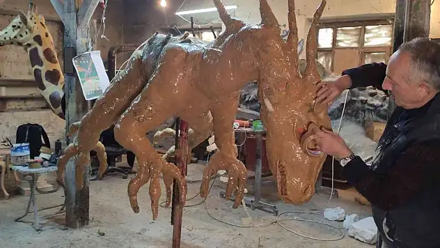 60 gün sürdü, 100 kilo hurdan dev ejderha yaptı