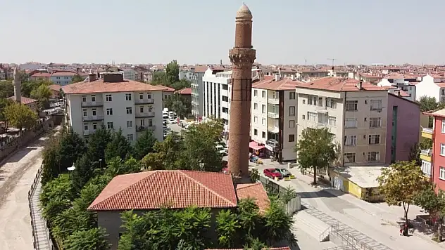 1236 yılında yaptırılan Eğri Minare Camii'nin eğik minaresinde hareketlilik ve kayma görülmedi