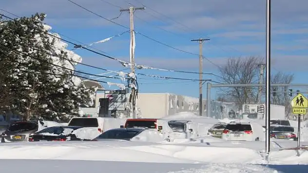 ABD'de kar fırtınası hava ve kara trafiğini felç etti