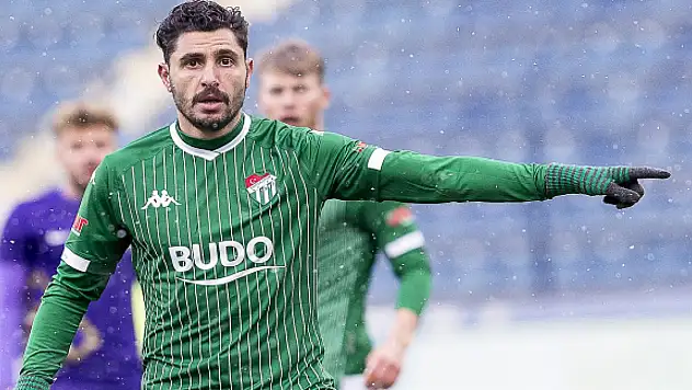 Futbolu bıraktığını açıklamıştı, yeniden yeşil sahalara dönüyor