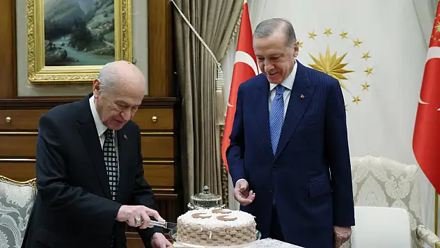 Cumhurbaşkanı Erdoğan'dan Bahçeli'ye 3 hilalli pasta