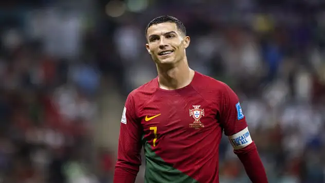 Cristiano Ronaldo imzayı attı