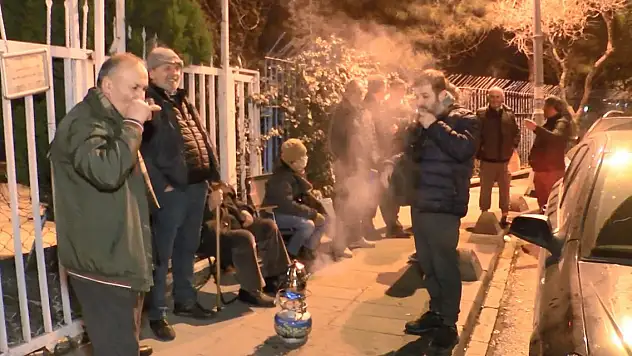 EYT başvurusu yapmak için geceden sıraya girdiler