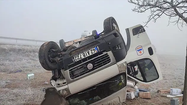 Konya'da trafik kazası! Kargo firmasına ait araç böyle devrildi