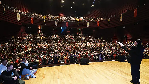 Şair, yazar Nurullah Genç, Konya'da gençlerle buluştu