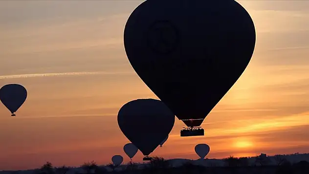 Turistler yeni yılın ilk gününü gökyüzünde karşıladı