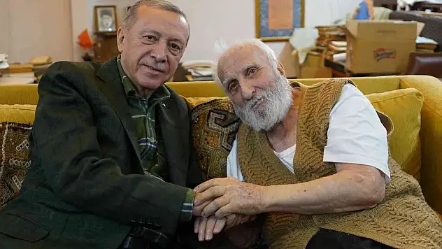 Cumhurbaşkanı Recep Tayyip Erdoğan, neyzen Niyazi Sayın'ı evinde ziyaret etti
