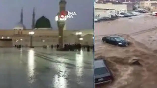 Suudi Arabistan'da bir kişi sel sularına kapıldı