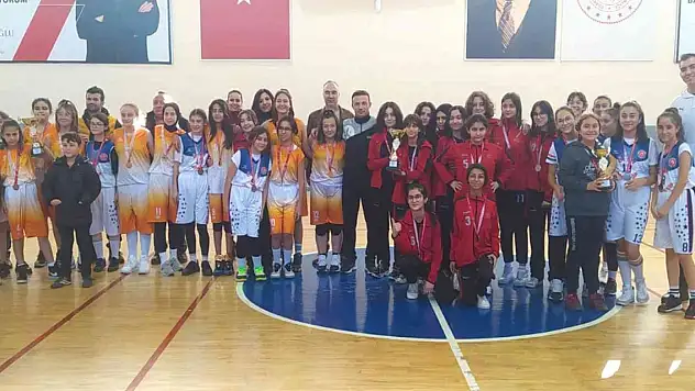 Karaman'da okul sporları yıldızlar basketbol müsabakaları sona erdi