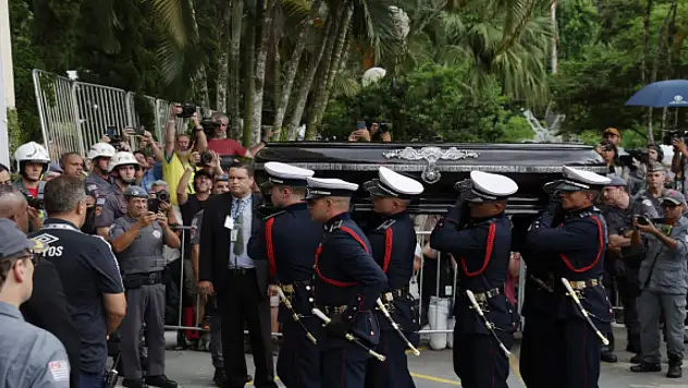 Pele son yolculuğuna uğurlandı
