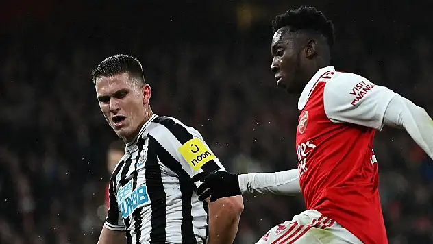 Premier Lig'de lider Arsenal evinde puan kaybetti