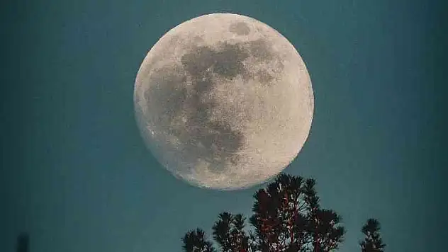 Kartpostallık dolunay manzarası