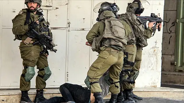 İsrail askerleri Filistinli çocuğu başından vurdu