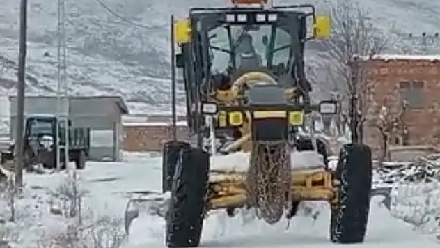 Tunceli'de kar yağışı nedeniyle 15 köy yolu ulaşıma kapandı