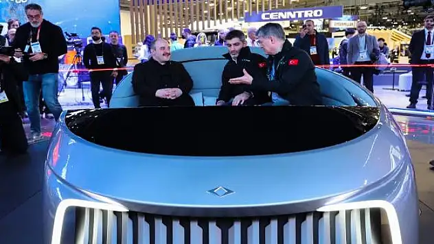 Bakan Varank, Togg'un CES 2023'teki standını ziyaret etti