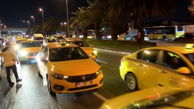 Yüzlerce taksici öldürülen meslektaşları için konvoy oluşturdu