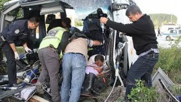 Otobüs fabrika duvarına çarptı! 33 yaralı