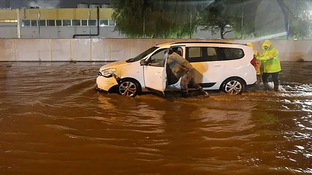 İzmir'de sağanak nedeniyle su baskınları oluştu