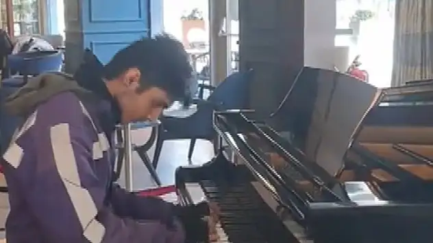 Sosyal medyada gündem olan piyanist kurye konuştu