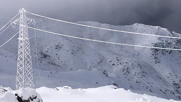 Üs bölgelerde elektrik direkleri buz tuttu