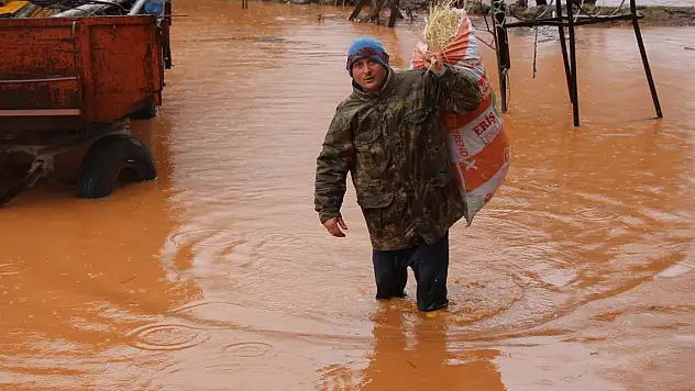 Burdur'da şiddetli yağış evler ve tarım arazileri su altında kaldı