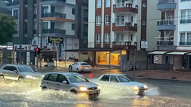 O ilçede eğitime şiddetli yağış arası