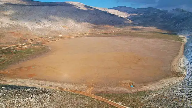 Havadan görüntülendi, yağış yeterli olmayınca Karagöl tamamen kurudu