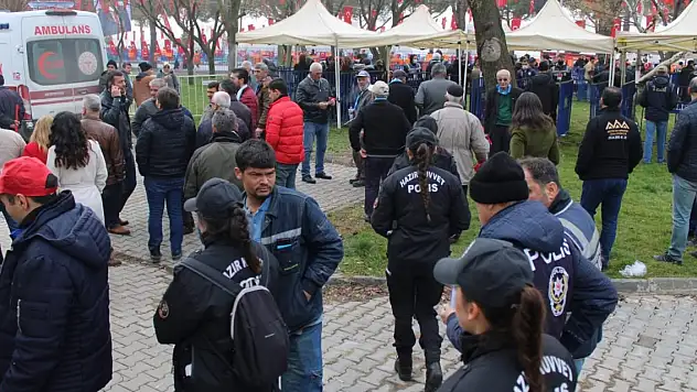 Erdoğan'ı yakından görebilmek için soğuğa aldırmayıp saatler öncesinden meydana geldiler