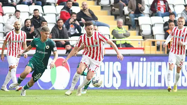 Antalya'da 4 gollü maçta kazanan yok