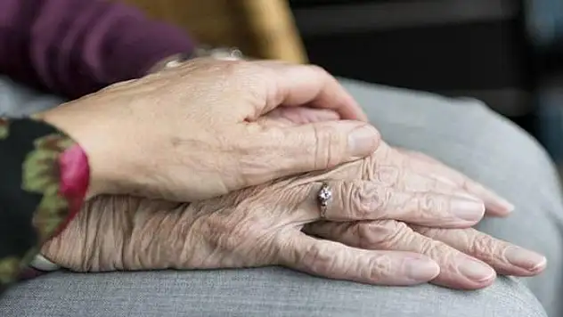 Yaşlı bakımını üstlenen kişi güvence altına alınmalı