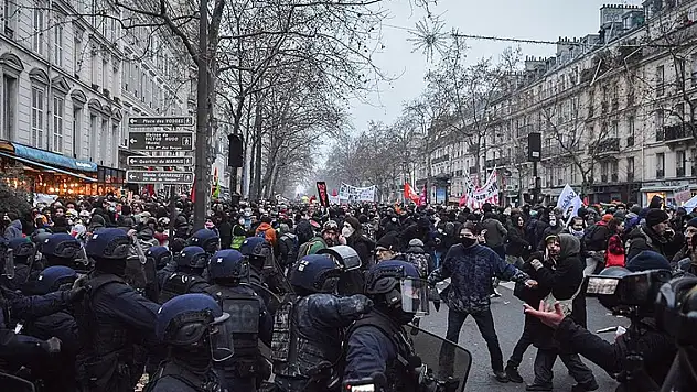 Fransa'da emeklilik reformuna karşı protestoya 1 milyondan fazla katılım