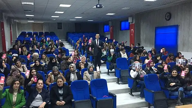 Hakkâri'de kadınlara KADES eğitimi verildi