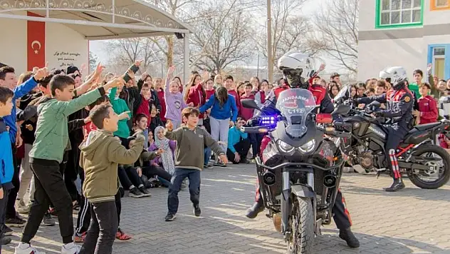 Jandarmadan 400 öğrenciye karne sürprizi