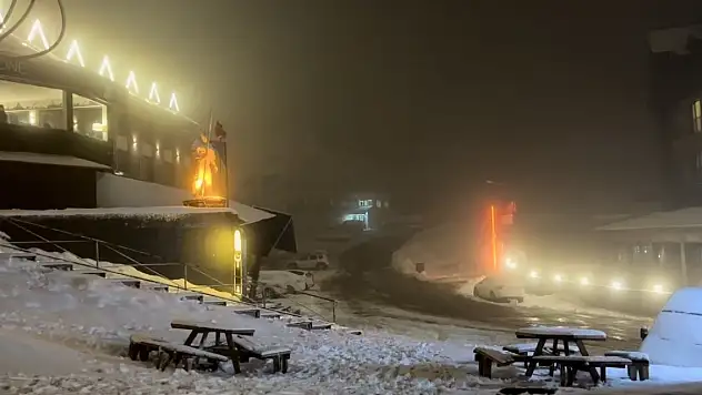 Kar kalınlığı 16 santimetreyi geçti, vatandaşlar Uludağ'a akın etti