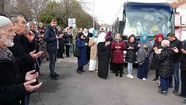 Umre yolcuları dua ve göz yaşlarıyla uğurlandı