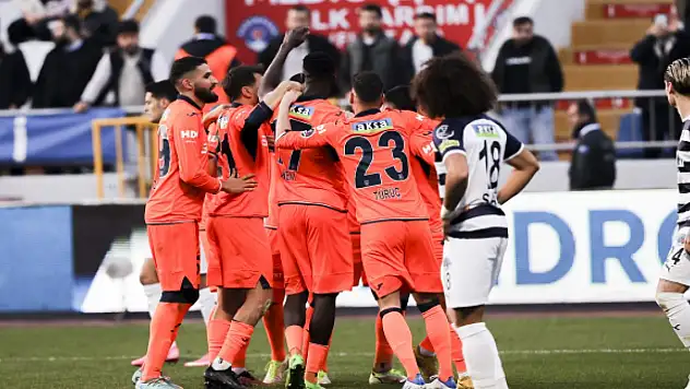 Kırmızı kart maçın seyrini değiştirdi, Başakşehir uzatmalarda güldü