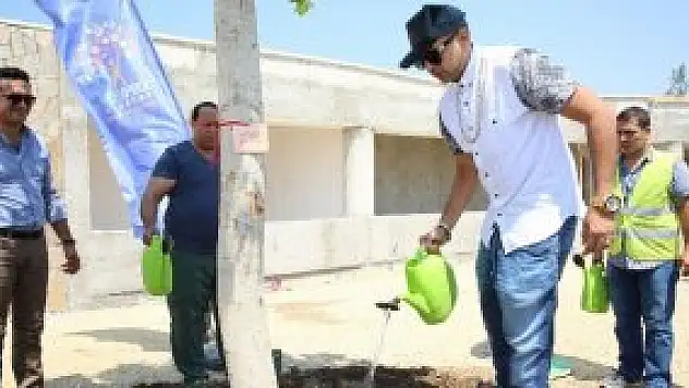 Dünyaca ünlü şarkıcı Antalya'da ağaç dikti