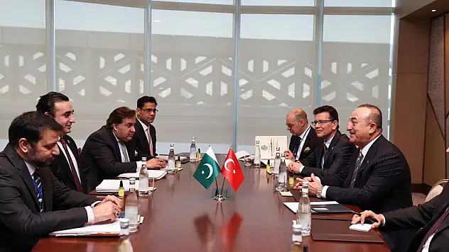 Bakan Çavuşoğlu, Pakistan Dışişleri Bakanı Zardari ile görüştü