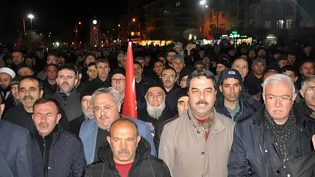 Karaman'da 2 bin kişi, Kur'an-ı Kerim'in yakılmasına tepki gösterdi