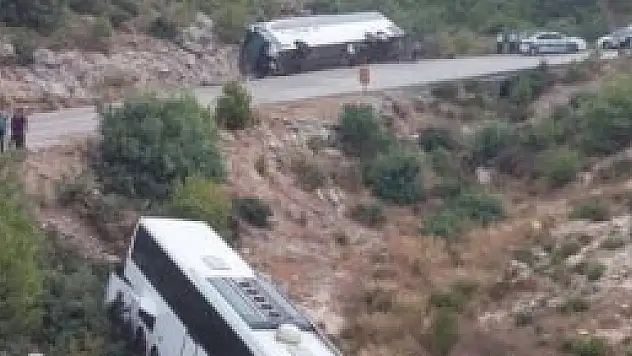 Mersin'de yolcu otobüsü devrildi: 20 yaralı