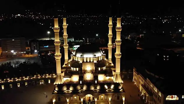 Regaip Kandili camilerde idrak edildi, eller 'yağmur' için duaya açıldı