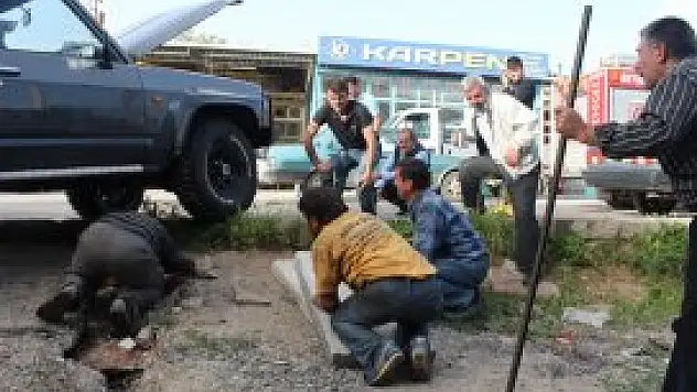 Park halindeki araca yılan girdi