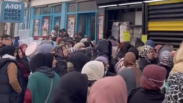 Bursa'da ucuzluk çılgınlığı...Kadınlar birbirini ezdi