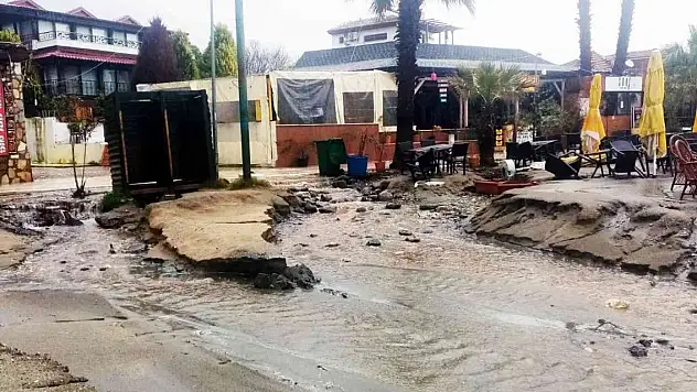 İki gündür etkili olan sağanak yağış sonrası sahil savaş alanına döndü