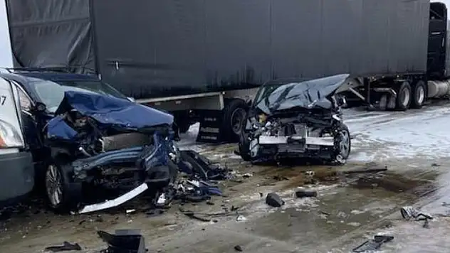 Yoğun kar yağışının etkili oldu, 85 araç birbirine girdi: 21 yaralı