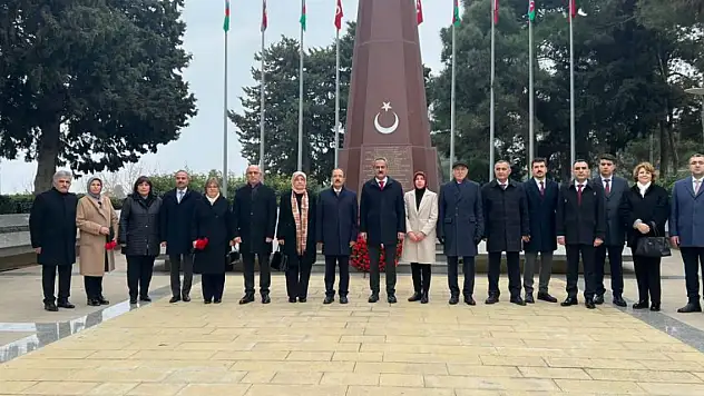 Bakan Özer, Azerbaycan'da Türk Şehitliği'ni ziyaret etti