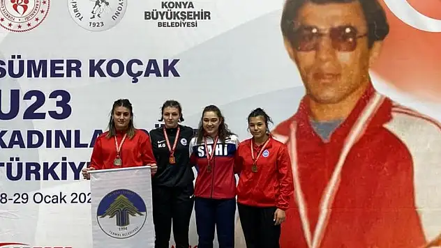 Yaşı tutmadığı için doktor raporuyla katıldığı Türkiye Güreş Şampiyonası'nda üçüncü oldu