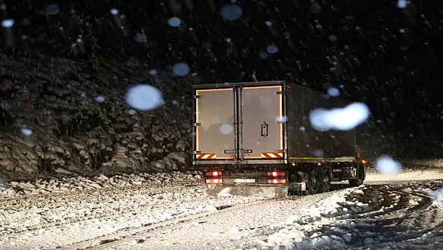 Konya yol durumu son dakika! Yoğun kar yağışı nedeniyle o yol çekici türü araçlara kapatıldı