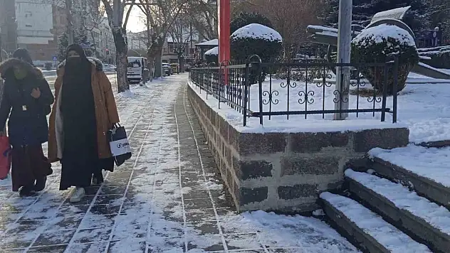 Afyonkarahisar'da kar yağışı etkisini gösterdi